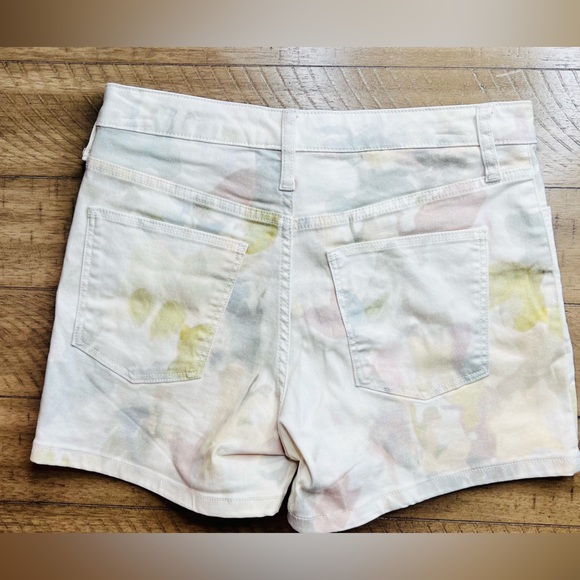 Universal Thread High Rise Shorts - Size 6/28 - Picture 2 of 3